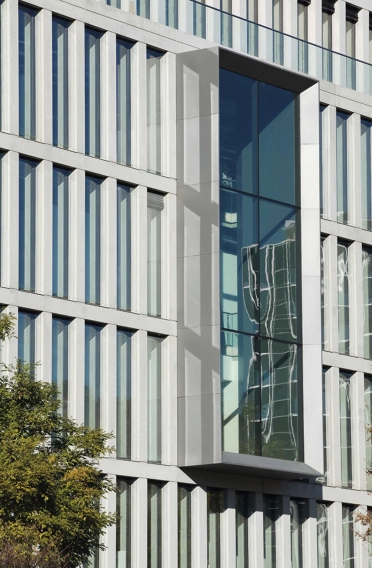 mixed-used building complex - Breuninger Stuttgart - facade detail