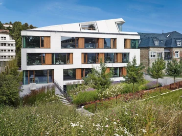 Office building - new construction according to DGNB Platinum certification - backyard grassing