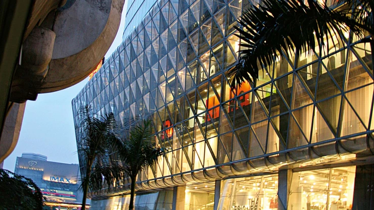 mall expansion - revitalization - central group - Central World Plaza - entrance facade enlighted by night