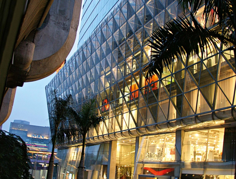 mall expansion - revitalization - central group - Central World Plaza - entrance facade enlighted by night