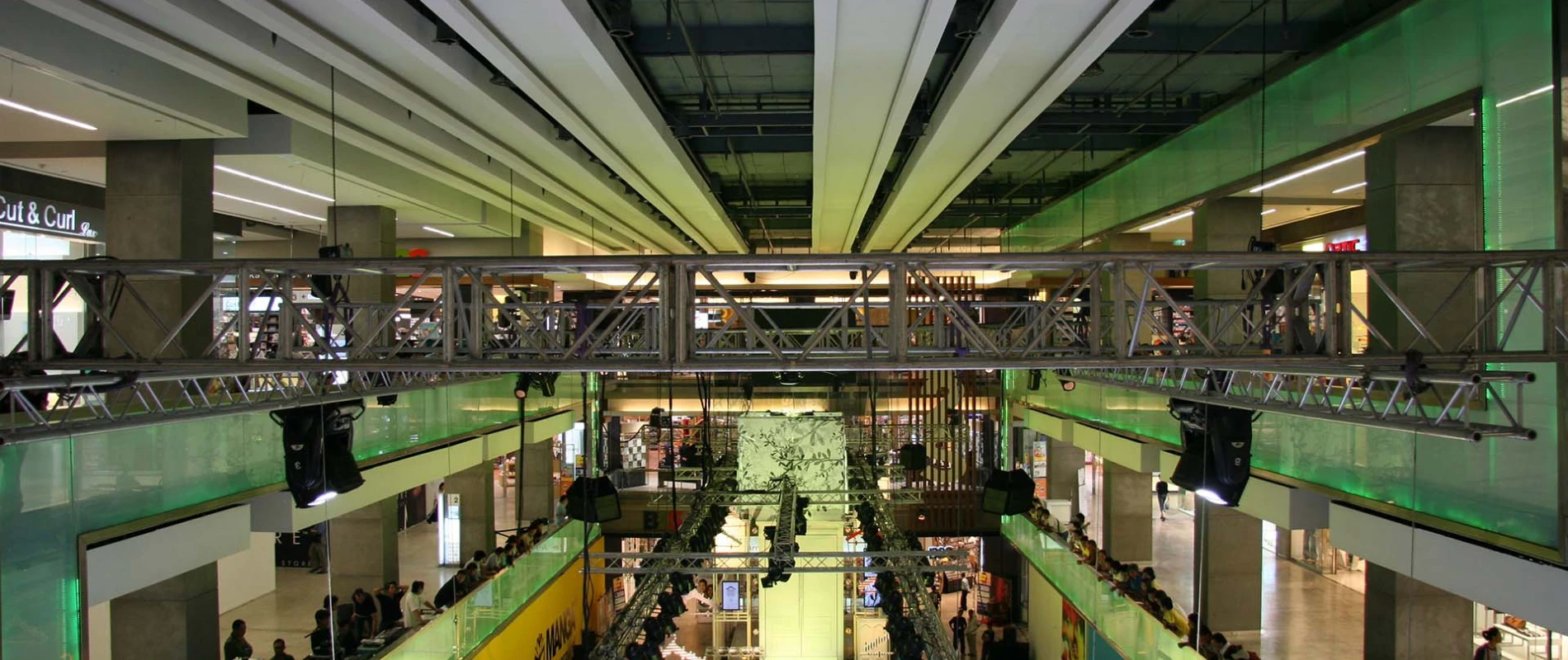 mall expansion - revitalization - central group - Central World Plaza - atrium inside - view towards runaway on ground floor