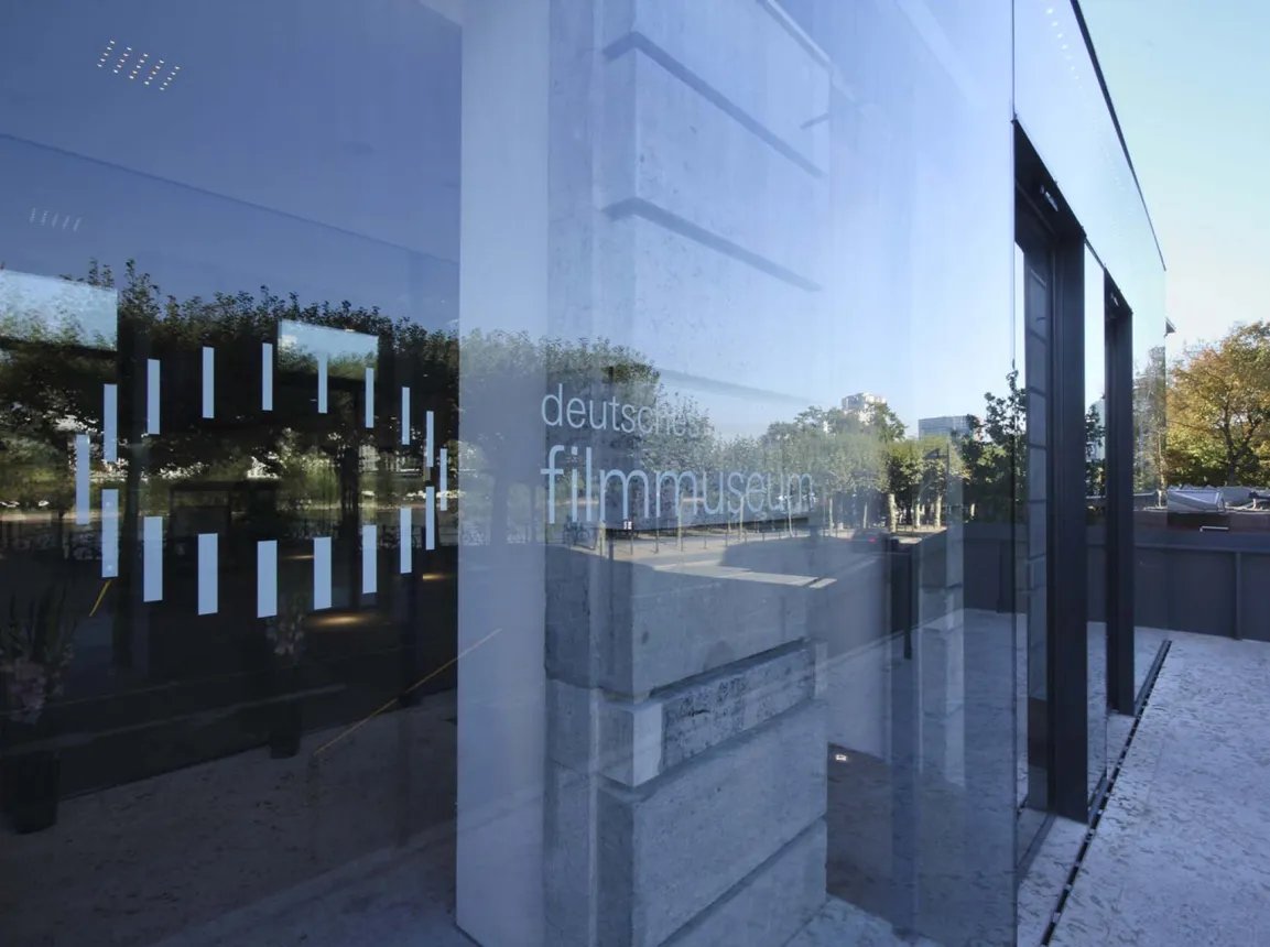 Rebuild of the film museum in Frankfurt - entrance detail glazing