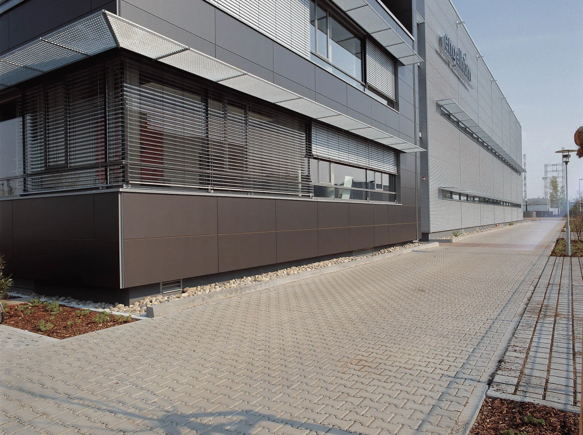 Construction of the administrative and logistics building 'Engelhorn Logistic Centre Mannheim' facade composition