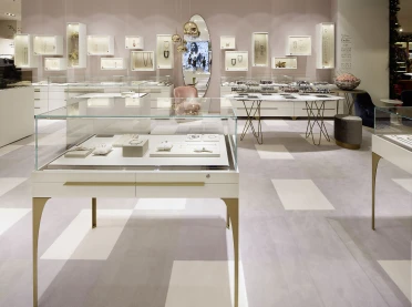 department store - reconstruction - redesign - engelhorn Mannheim - jewellerey department - delicate displaying table in white and gold