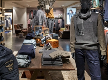 women’s and men’s fashion departments - reconstruction - redesign - Ganzbeck Neuötting - mens department - mannequin - arrangement table