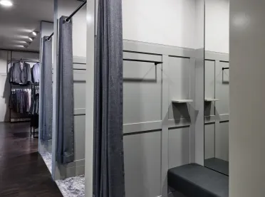 women’s and men’s fashion departments - reconstruction - redesign - Ganzbeck Neuötting - fitting room - grey panelling - mens department