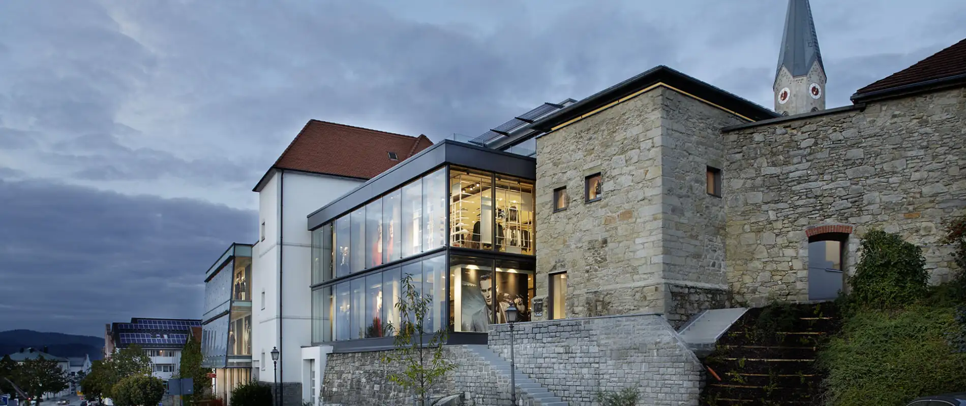 fashion house - new construction and reconstruction - Garhammer Waldkirchen - facade view - outside - evening light