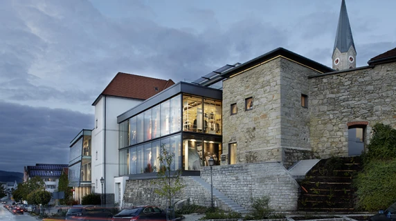 fashion house - new construction and reconstruction - Garhammer Waldkirchen - facade view - outside - evening light