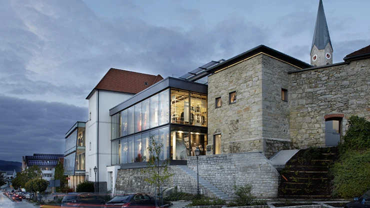 fashion house - new construction and reconstruction - Garhammer Waldkirchen - facade view - outside - evening light