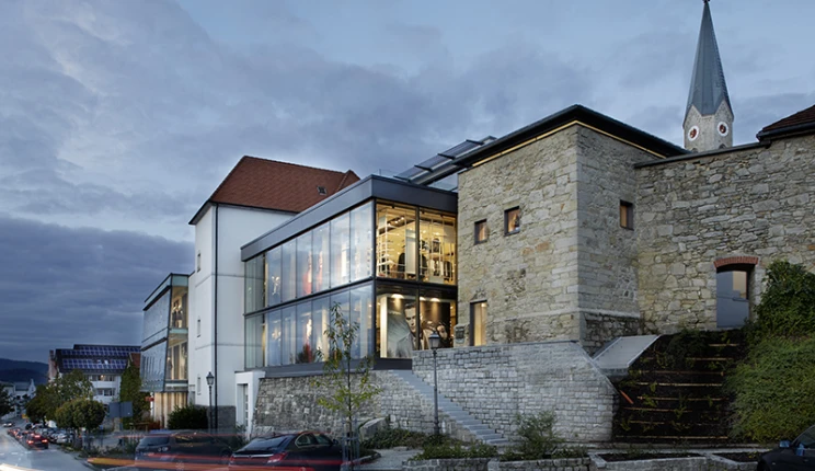 fashion house - new construction and reconstruction - Garhammer Waldkirchen - facade view - outside - evening light