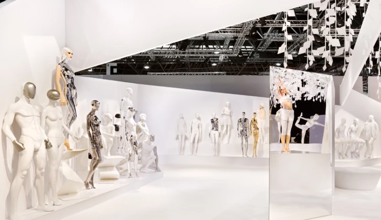 Trade fair booth at Euroshop - Genesis Euroshop Düsseldorf - stand overview from left - mannequins through mirror