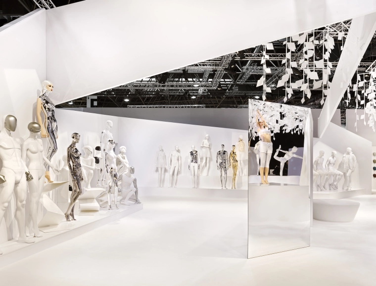 Trade fair booth at Euroshop - Genesis Euroshop Düsseldorf - stand overview from left - mannequins through mirror