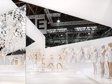 Trade fair booth at Euroshop - Genesis Euroshop Düsseldorf - stand overview right side - arranged mannequins - white panels