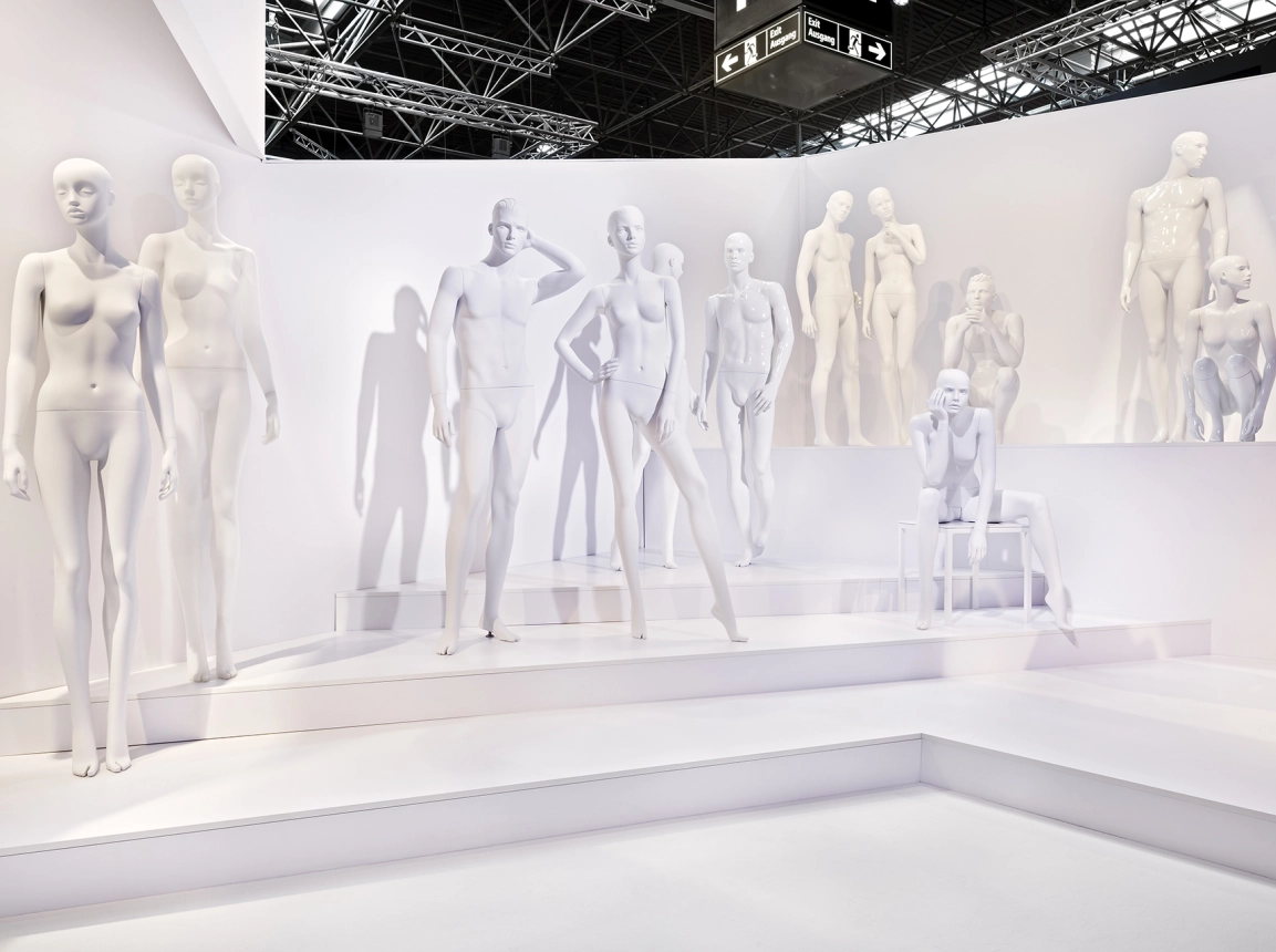 Trade fair booth at Euroshop - Genesis Euroshop Düsseldorf - stand corner view - white mannequin arrangement