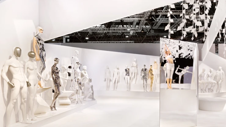 Trade fair booth at Euroshop - Genesis Euroshop Düsseldorf - stand overview from left - mannequins through mirror