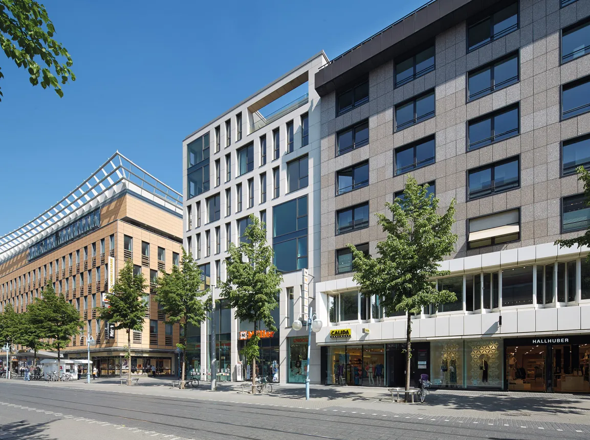 mixed-use building - living, working and shopping - P3 Mannheim - street view and neighbour facades