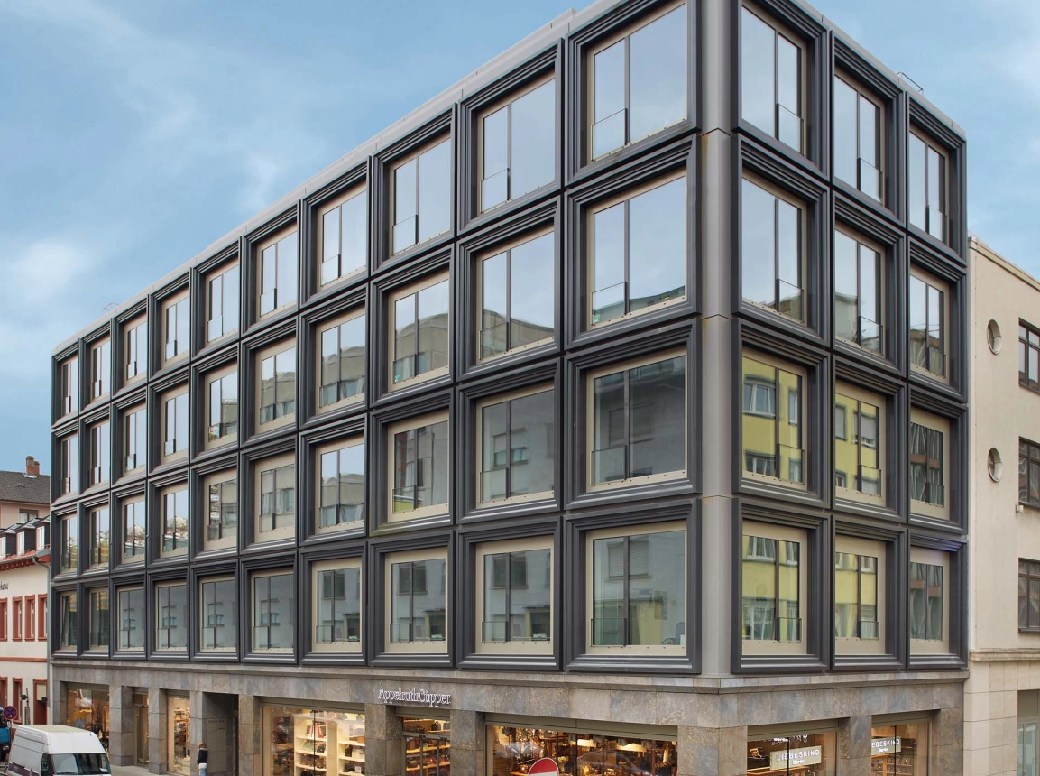 commercial- and office-building - new construction - P5 Mannheim offices - street view over edge