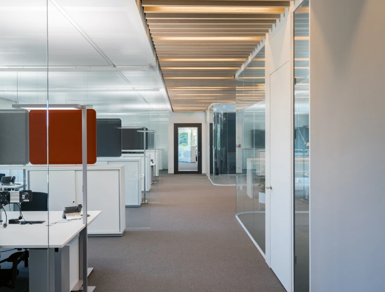 Conversion of a warehouse into an office/administration building - Hoffmann Group Munich - open floor - ceiling slats