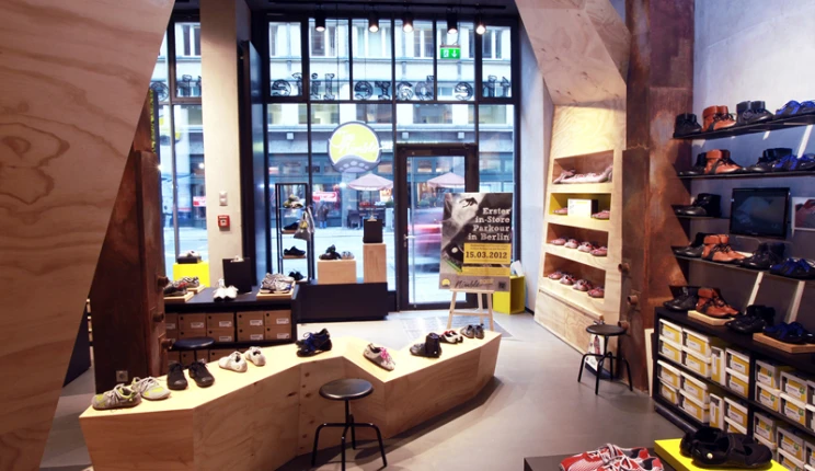 Monobrand Concept - Joe Nimble Flagship Store Berlin - wooden room creation - indoor - view to the entrance 2