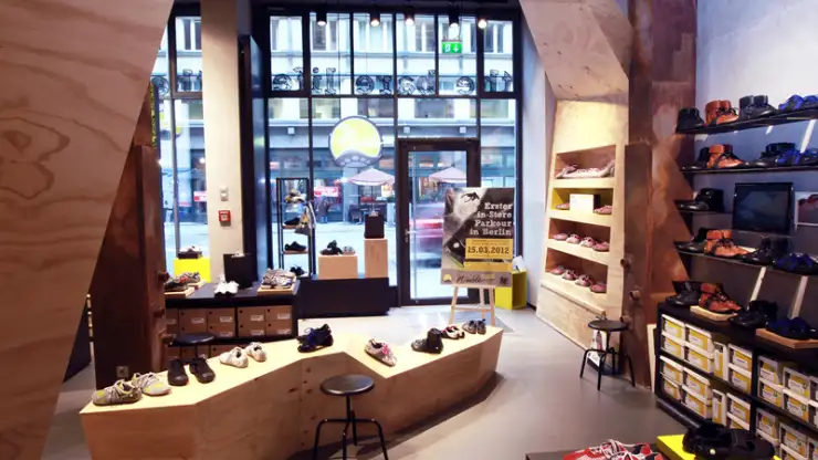 Monobrand Concept - Joe Nimble Flagship Store Berlin - wooden room creation - indoor - view to the entrance 2