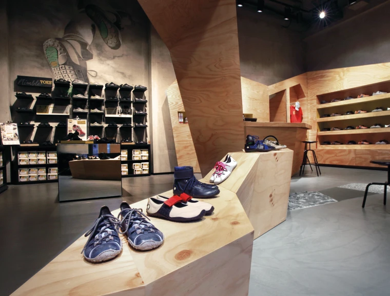 Monobrand Concept - Joe Nimble Flagship Store Berlin - wooden room creation - product presentation - shelf
