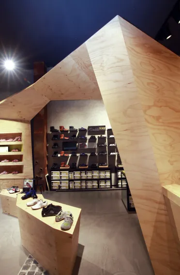 Monobrand Concept - Joe Nimble Flagship Store Berlin - wooden room creation - product presentation - shelf 2