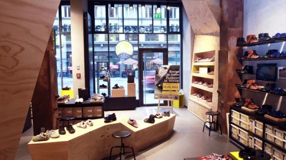 Monobrand Concept - Joe Nimble Flagship Store Berlin - wooden room creation - indoor - view to the entrance 2