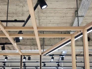 fashion store - new construction - redesign - Juhasz Bad Reichenhall - ceiling - details - wooden columns - spotlights - lightning construction