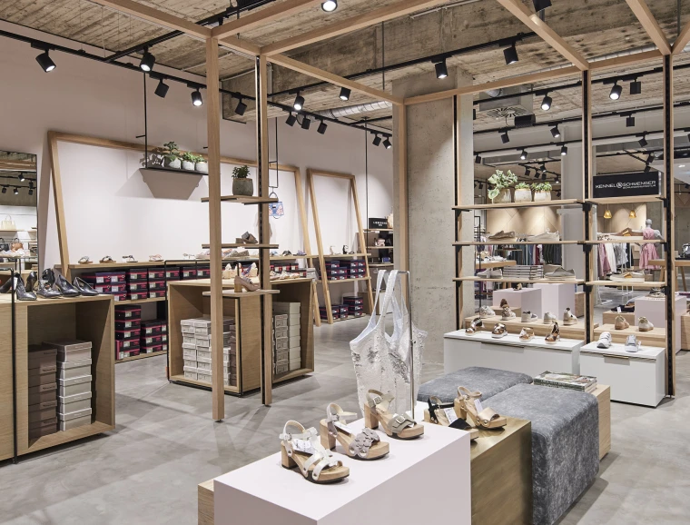 fashion store - new construction - redesign - Juhasz Bad Reichenhall - inside overview - shoe racks - interior design - product presentation - light wood - concrete - womens shoes department