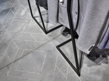 fashion store - new construction - redesign - Juhasz Bad Reichenhall - interior design - detail - concrete floor - pattern - clothes racks