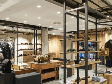 fashion store - new construction - redesign - Juhasz Bad Reichenhall - inside overview - store racks - interior design - wood - steel - mirror cube
