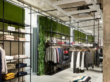 young womens fashion store - complete redesign - Kaiser Freiburg - interior architecture - store detail - green walls - steel racks