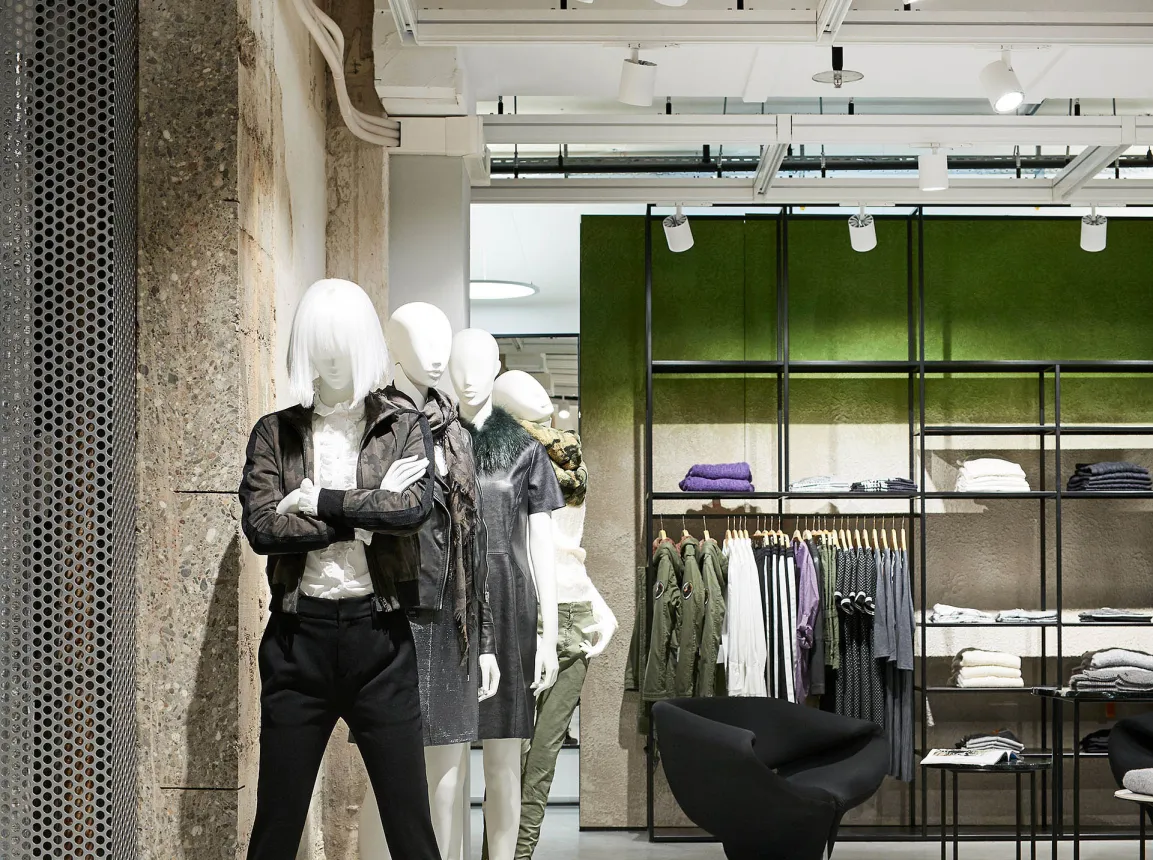 young womens fashion store - complete redesign - Kaiser Freiburg - interior architecture - store detail - green walls - display dummies