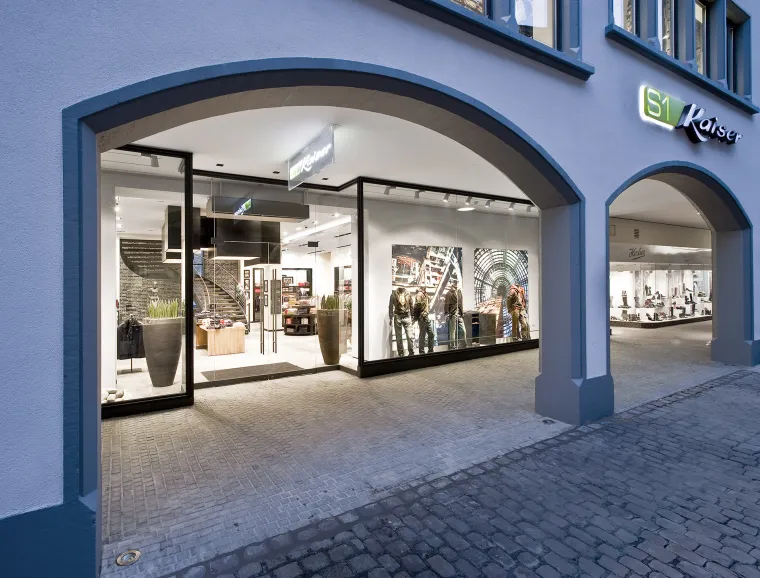 young men's fashion store - Kaiser S1 Freiburg - outdoor - entrance by night