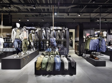 branch concept - Kastner & Öhler Ried/I. - clothing presentation - jackets and pants