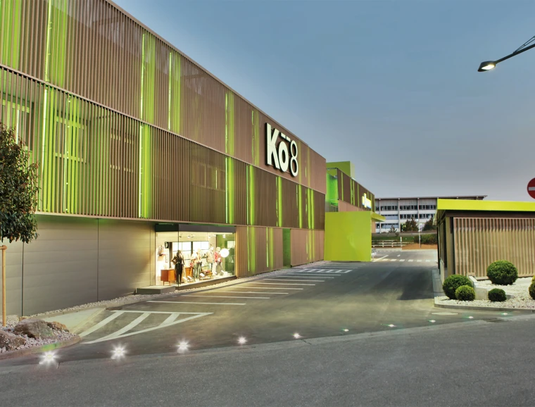 shopping centre - redesign from retail market - KÖ8 Köngen - parking spot - facade - driveway