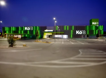 shopping centre - redesign from retail market - KÖ8 Köngen - parking spot and entrance by night
