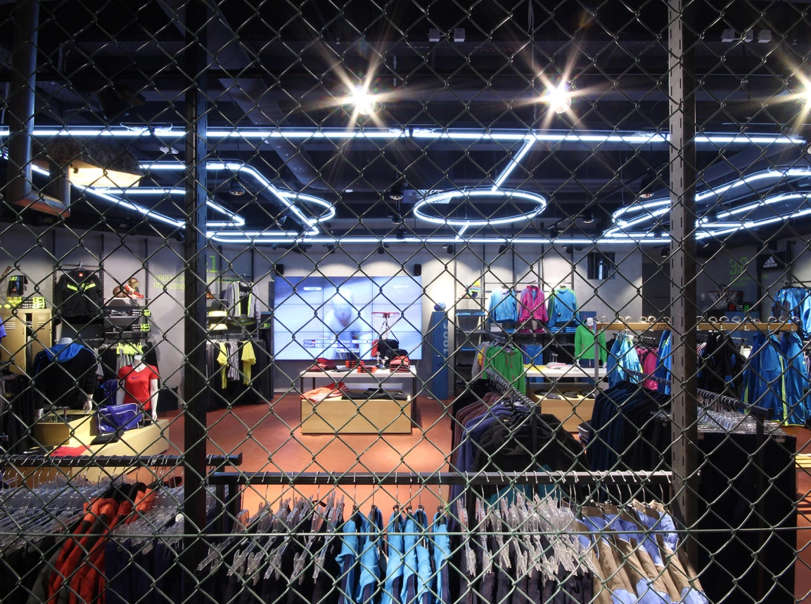 shopping centre - redesign from retail market - KÖ8 Köngen -  indoor - ceiling design - wire mesh fence