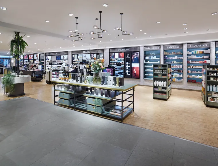 fashion house - conversion and modernisation - department store - Leffers Oldenburg - beauty department overview - sharp angle