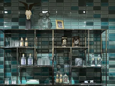 fashion house - conversion and modernisation - department store - Leffers Oldenburg - decoration elements in shelf - wall with blue glass tiles