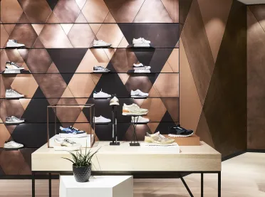 fashion house - conversion and modernisation - department store - Leffers Oldenburg - shoe department - bronzed wall cladding panels - shoe displaywall