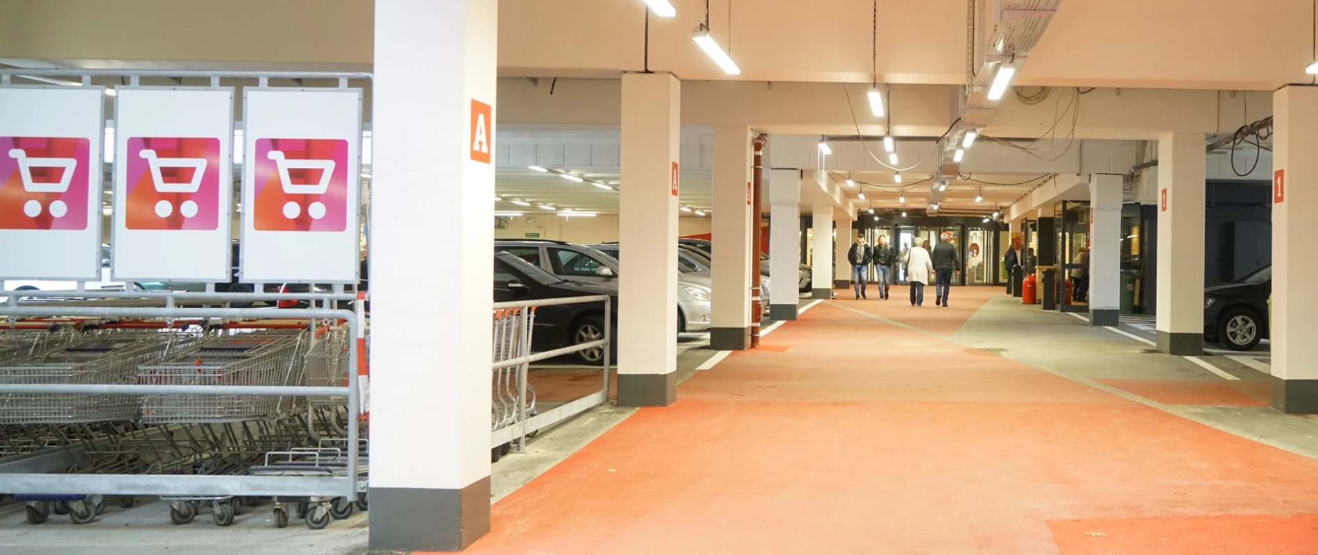 parking garage wayfinding - Südring Center Paderborn - way to entry