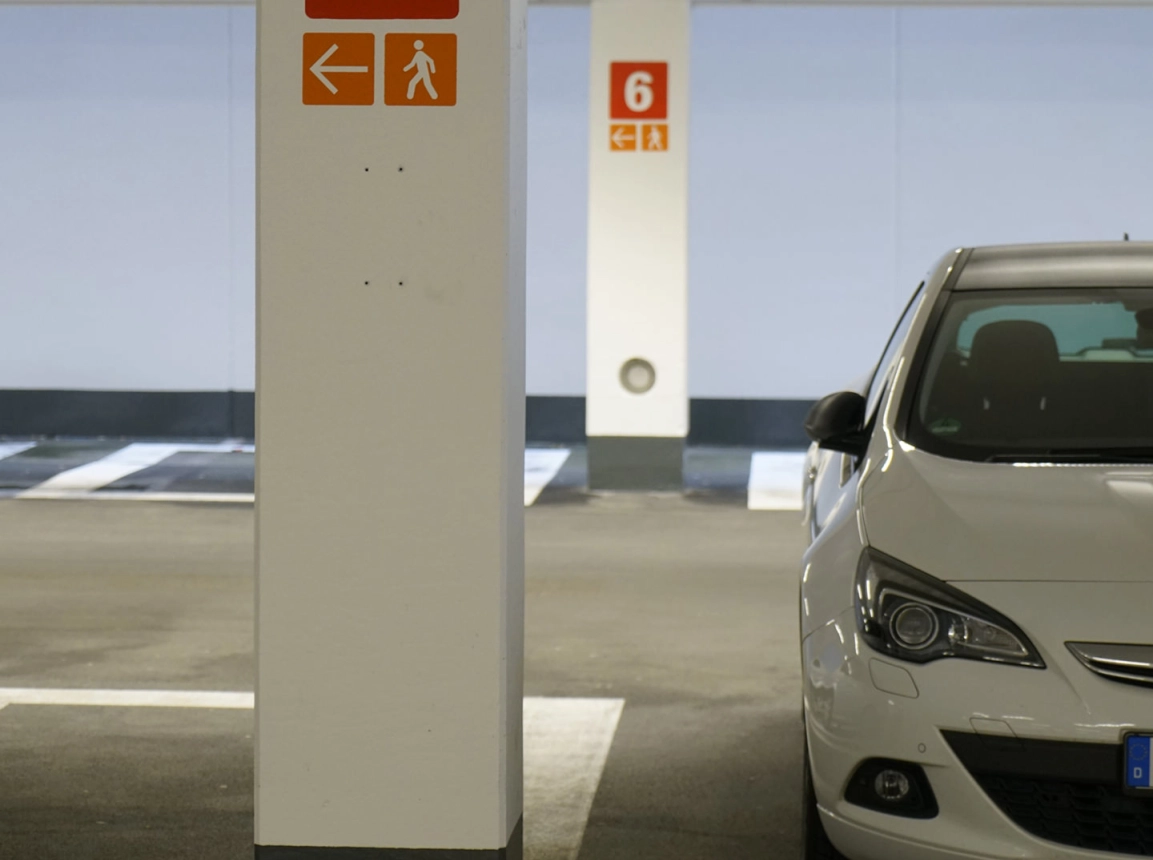 parking garage wayfinding - Südring Center Paderborn - zoning and exit signs - pillar
