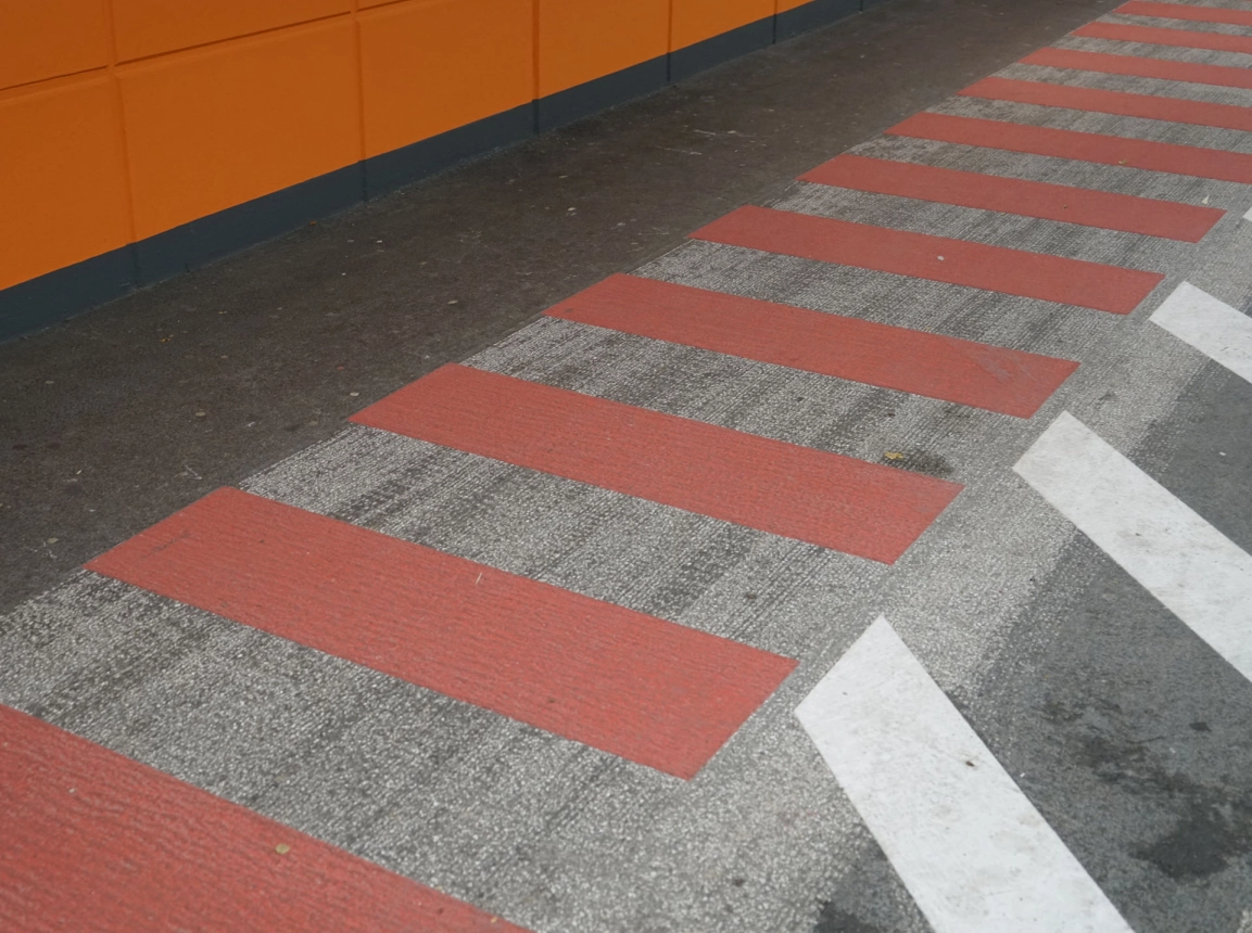 parking garage wayfinding - Südring Center Paderborn - floor marks