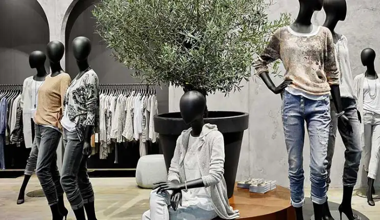 fair booth - concept and realisation - Monari Berlin - mannequin arrangement in store