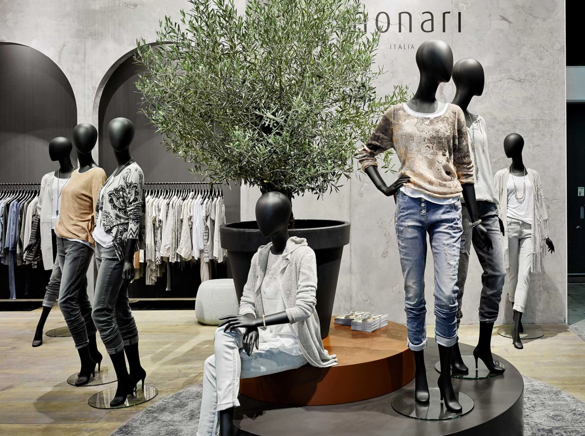 fair booth - concept and realisation - Monari Berlin - mannequin arrangement in store