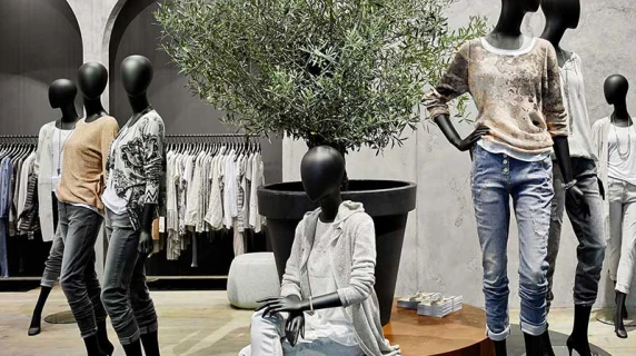 fair booth - concept and realisation - Monari Berlin - mannequin arrangement in store