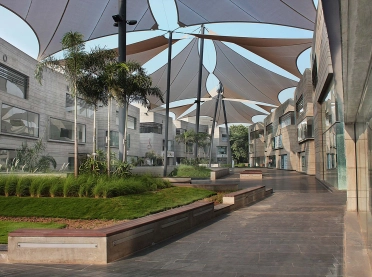 retail and business park - retail -  service facilities - restaurants - new construction - Mondeal Retail Park Ahmedabad - overview from central plaza towards buildings