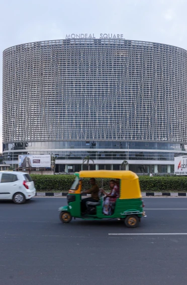 Mondeal Square Ahmedabad Fassade