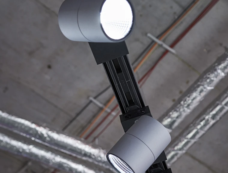 ceiling rail system - Multi-Lane - vitra - for trade office and fair - rail detail with lamps